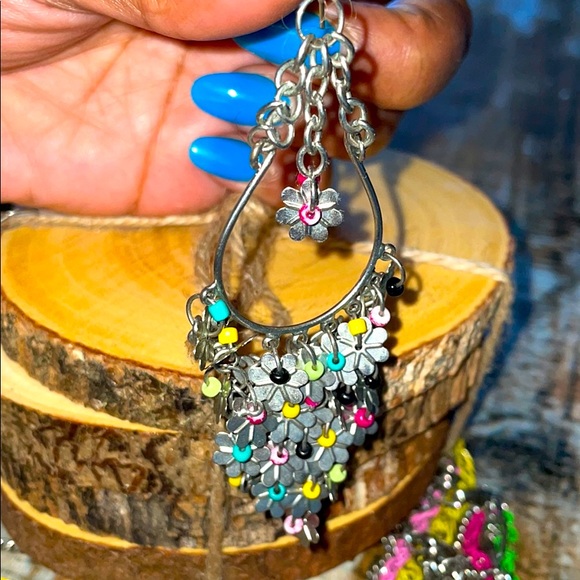 Flower drop earrings & Long drop chain - Picture 2 of 4